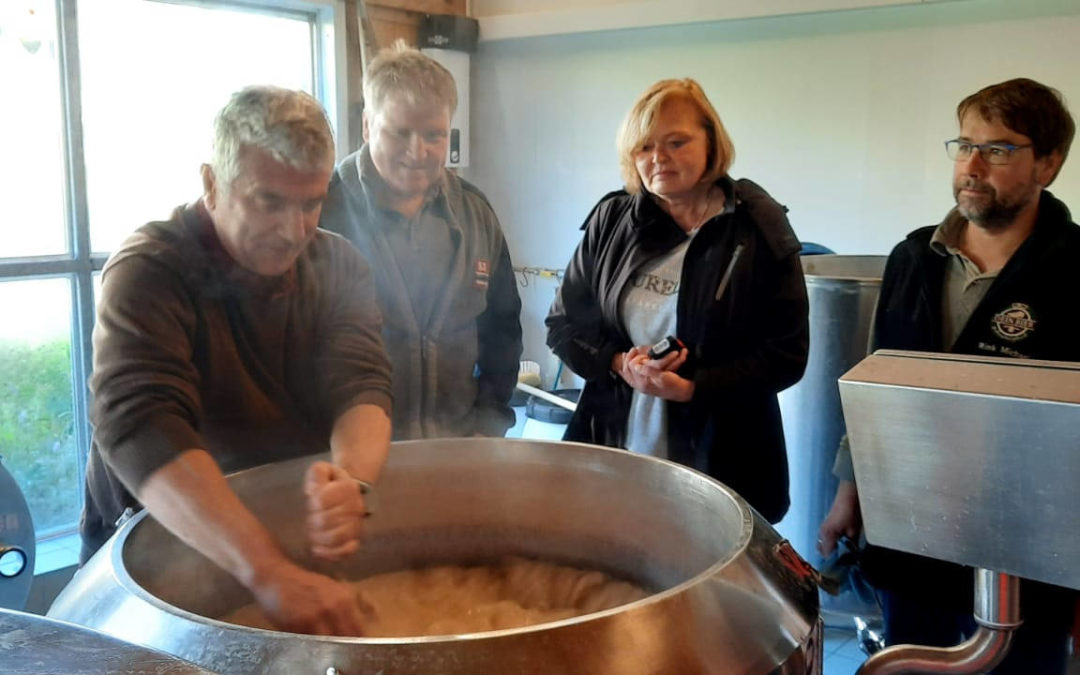 Gemeinsames Bierbrauen mit Freunden